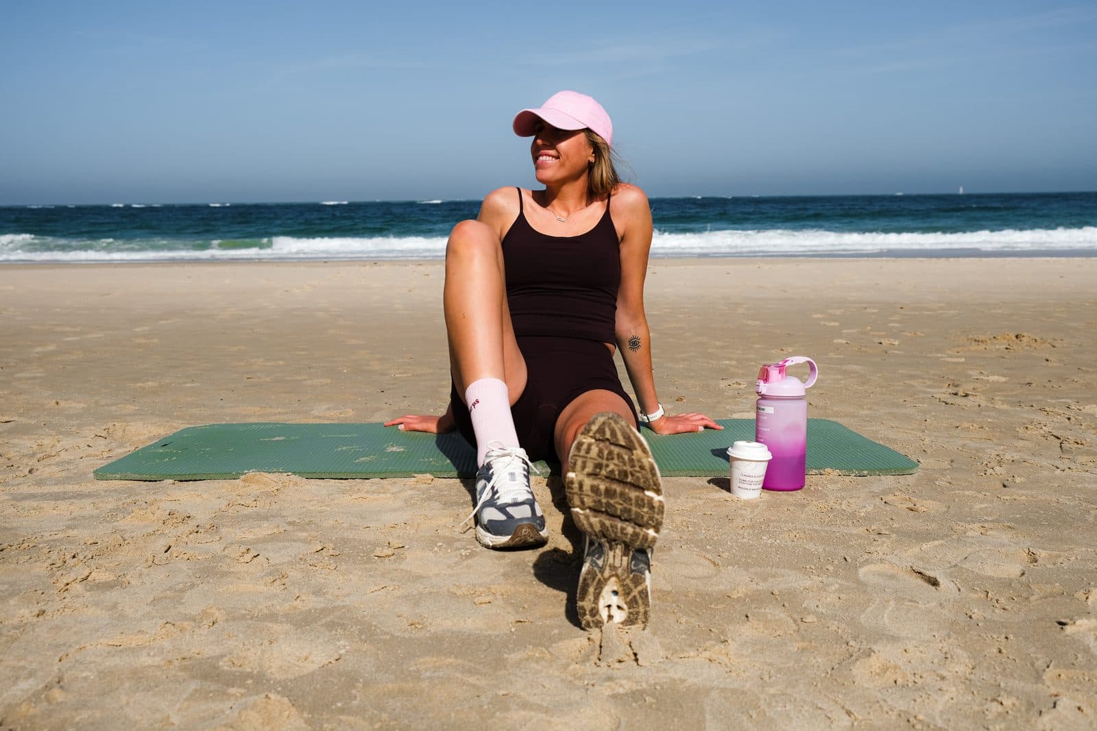 Pause café après l'effort, tapis posé sur le sable