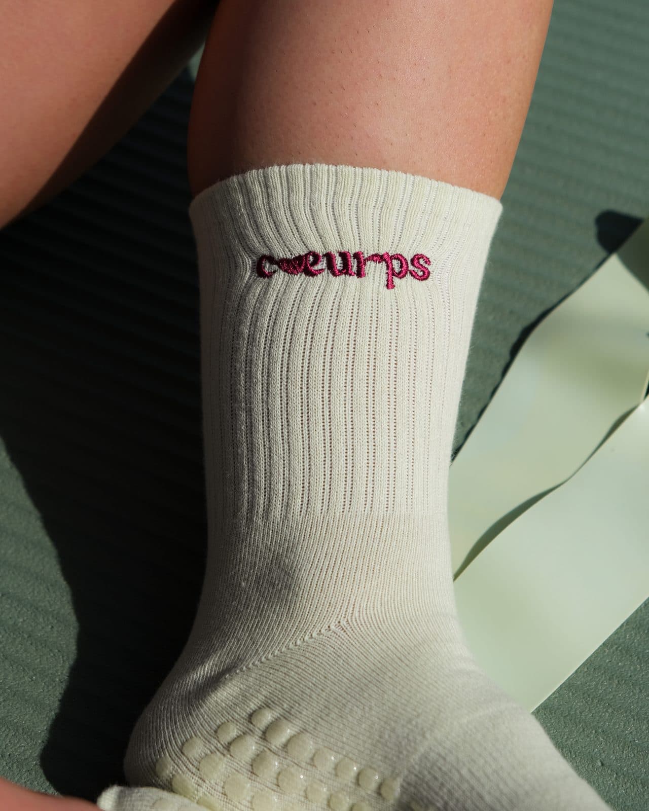 Chaussettes antidérapantes brodées Coeurps, picots de grip visibles